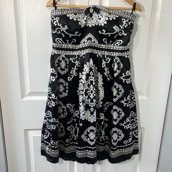 White House Black Market Dresses & Skirts - White House Black Market strapless dress